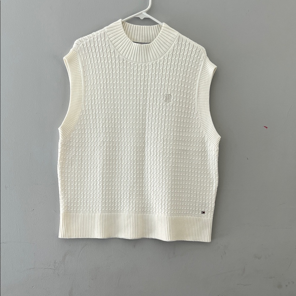 Tommy Hilfiger Cream Sleeveless Sweater Vest.  ‎  CAJA. #. 6 A